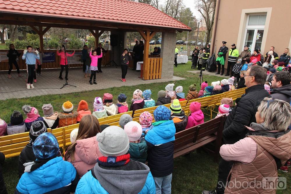 Bezpečí na prvním místě: Předání AED pro ZŠ Církvice