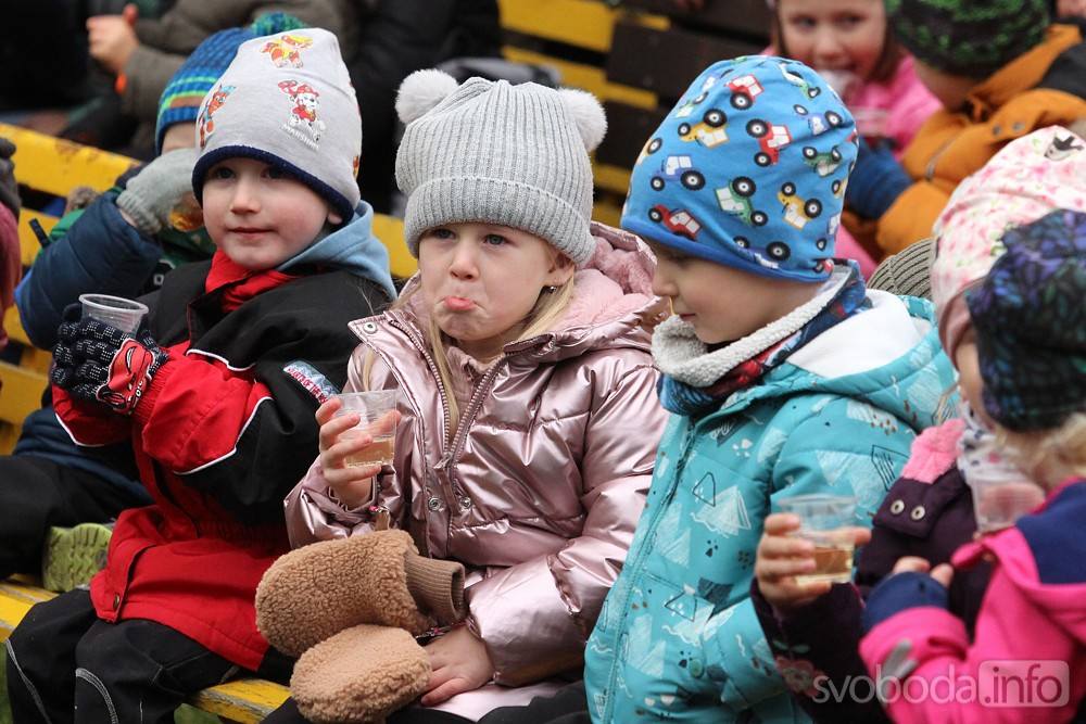 Bezpečí na prvním místě: Předání AED pro ZŠ Církvice