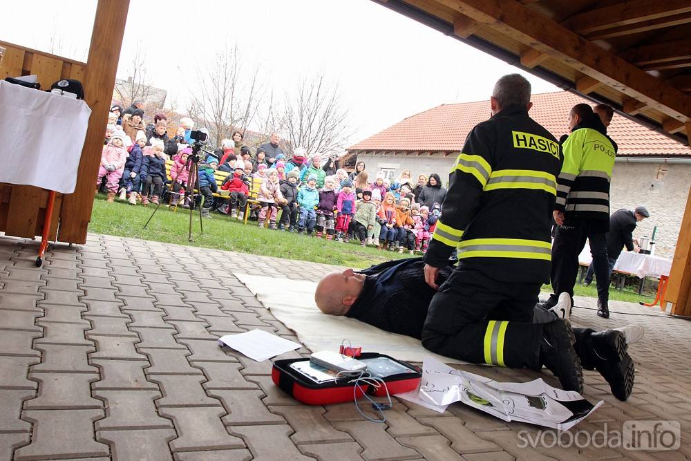 Bezpečí na prvním místě: Předání AED pro ZŠ Církvice