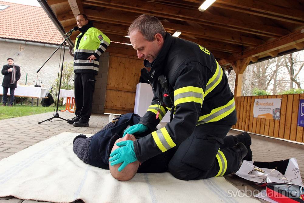 Bezpečí na prvním místě: Předání AED pro ZŠ Církvice